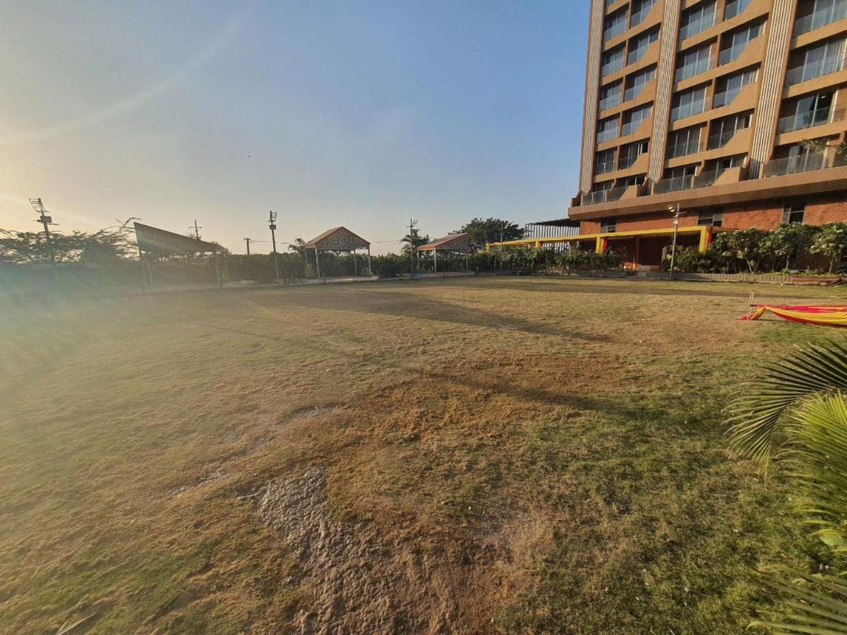 Weekend Address Managed By P.C Homes 苏拉特 外观 照片