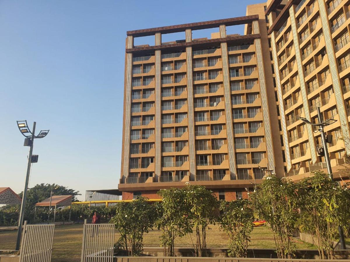 Weekend Address Managed By P.C Homes 苏拉特 外观 照片
